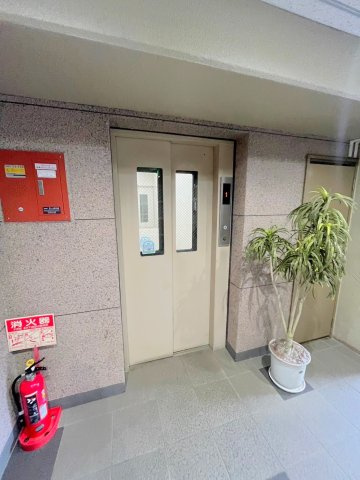 ◆リフォーム完了済み◆南向き◆全居室収納あり◆生活利便地◆ユニライフ宇治Ⅱのエントランス|エレベーター