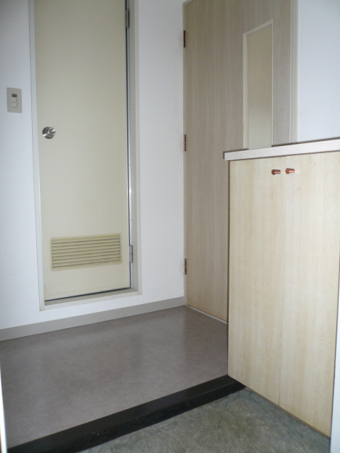 ダイアパレス比治山公園の玄関|明るい玄関です