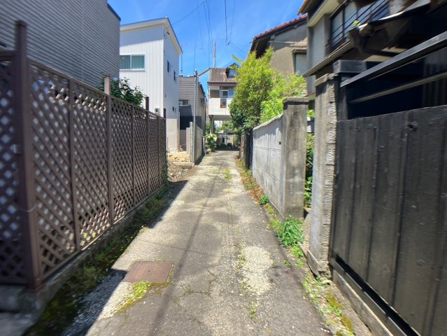 売土地　岐阜市加納鉄砲町3丁目　29.99坪の前面道路含む現地写真|(2024年6月10日撮影)。私道所有者との間で通行承諾書の取得を停止条件とします。