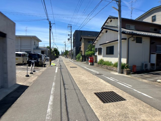 売土地　岐阜市加納鉄砲町3丁目　29.99坪の前面道路含む現地写真|(2024年6月10日撮影)。画像向かって右手の白い家の手前の道が進入口です。