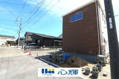 【前面道路含む現地写真】 | リーブルガーデン防府市勝間２丁目第三（１号棟） | 現地（2024年7月3日撮影）
整備された道路に面する現地は、コミュニティー以外の方々の出入りも少なく、お車の出し入れも楽々です。
