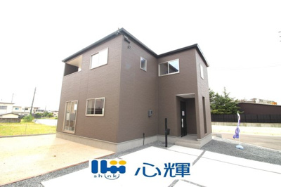 【外観】 | リーブルガーデン防府市勝間２丁目第三（２号棟） | 家の顔となる玄関は洋風なデザイン。スッキリとした広さを確保し、沢山のゲストを迎えても安心です。