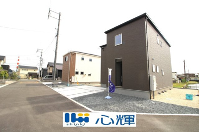 【前面道路含む現地写真】 | リーブルガーデン防府市勝間２丁目第三（２号棟） | 整備された道路に面する現地は、コミュニティー以外の方々の出入りも少なく、お車の出し入れも楽々です。
