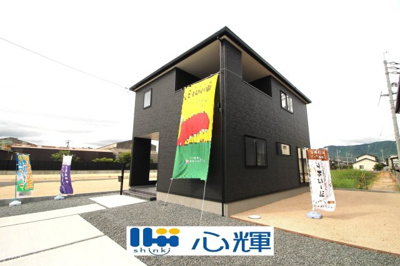 【外観】 | リーブルガーデン防府市勝間２丁目第三（３号棟） | 明るい日差しが差し込む現地。車もゆったり駐めることができます。ぜひ現地をご覧ください。
