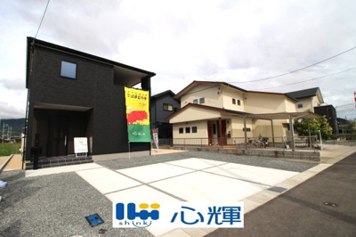 【前面道路含む現地写真】 | リーブルガーデン防府市勝間２丁目第三（３号棟） | 整備された道路に面する現地は、コミュニティー以外の方々の出入りも少なく、お車の出し入れも楽々です。
