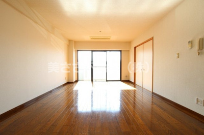 【居間・リビング】 | ジョイ・パレス | ～陽当たりの良いリビング～