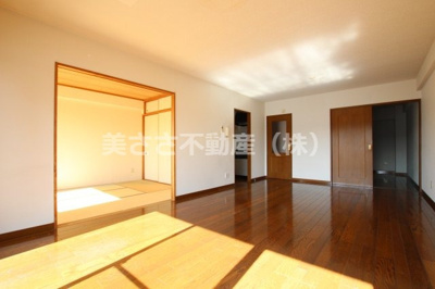 【居間・リビング】 | ジョイ・パレス | ～ソファーとダイニングテーブルも置けちゃいます～