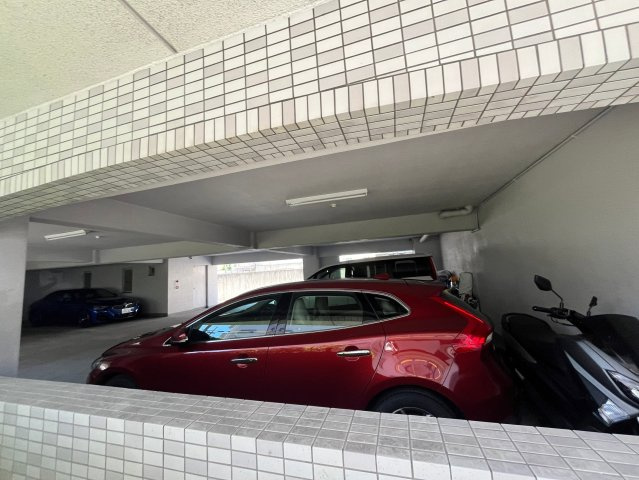 コンチネンタル鶴見の駐車場|車をお持ちの方に嬉しい駐車場付きの物件です