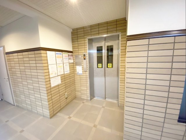 アムール長者原駅前のエントランス|エレベーターは1基設置。9人乗です。