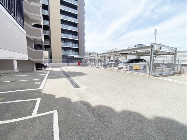 アムール長者原駅前の駐車場