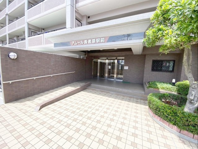アムール長者原駅前のエントランス|エントランスの外はスロープになっています。