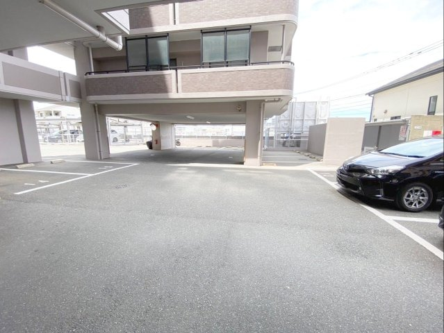 アムール長者原駅前の駐車場