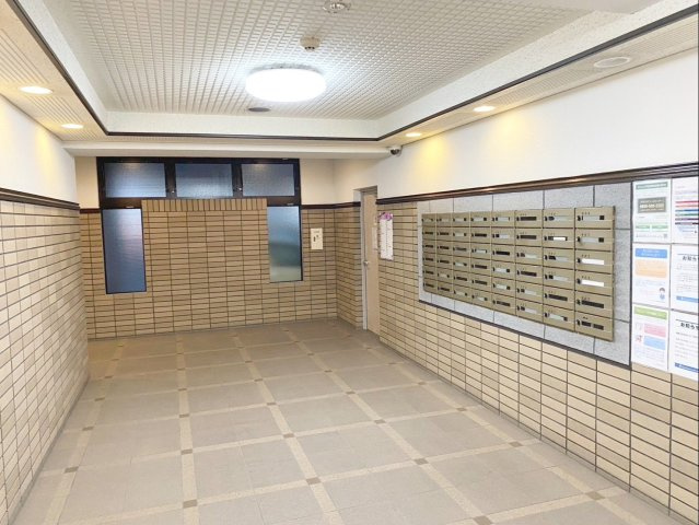 アムール長者原駅前のエントランス|ダイヤル式の郵便受けがあります！