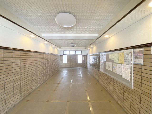 アムール長者原駅前のエントランス|ゆとりのあるエントランスです！掲示板が設置されています！