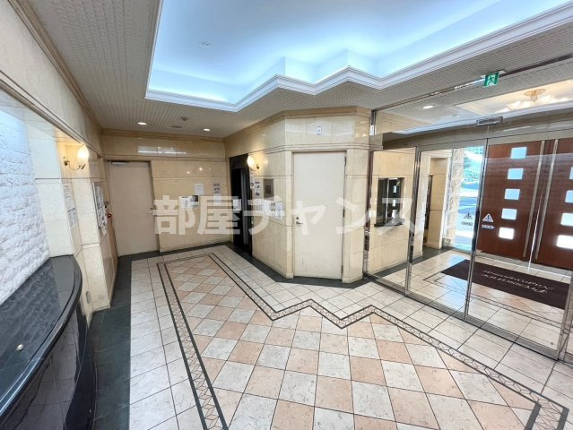 プレサンス名古屋城前のロビー