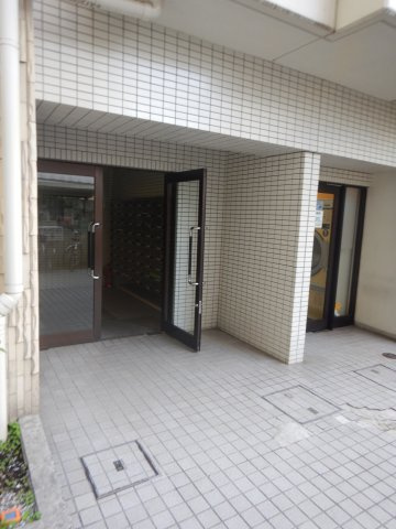 カーネ西早稲田のエントランス