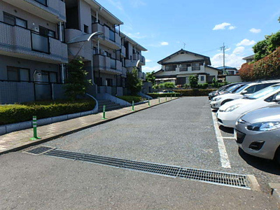★敷地内駐車場★（空き状況・使用料等詳細はご確認下さい）