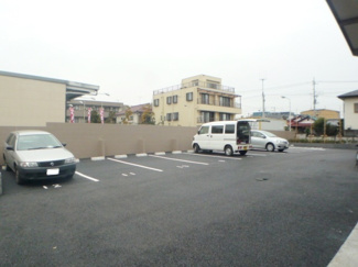 ★敷地内駐車場★（空き状況・使用料等詳細はご確認下さい）