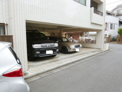 ★敷地内駐車場★（空き状況・使用料等詳細はご確認下さい）