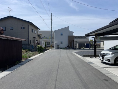 【前面道路含む現地写真】 | 東根市神町西中古住宅【築浅】 | 前面道路