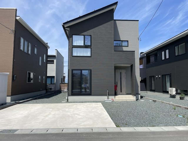 東根市神町西中古住宅【築浅】の駐車場|土間コンクリートの駐車場です！