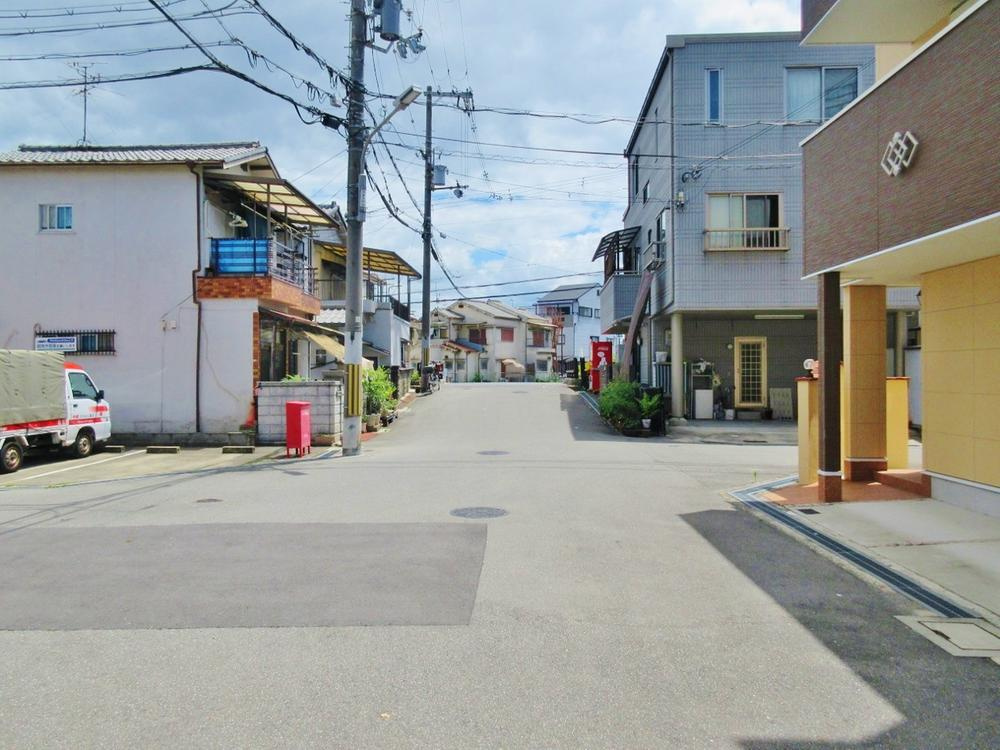 門真市北島町　中古一戸建ての前面道路含む現地写真|前面道路含む現地写真　幅員4ｍ
■物件内覧・資金計画相談・住宅ローン相談、リフォーム相談、お問合せ受付中■
※当日・翌日のご内覧、ご相談はお電話でのお問合せがスムーズです！