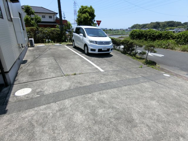 テラスハイラートの駐車場