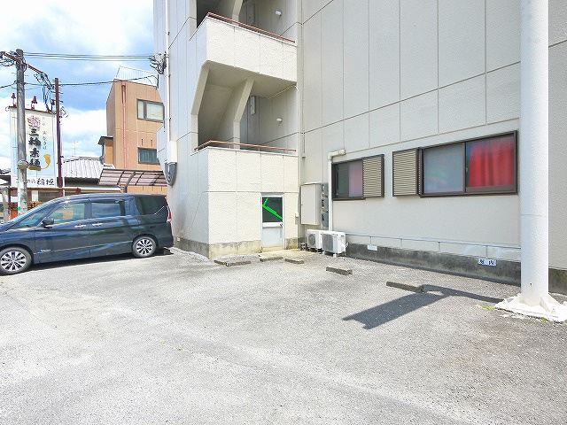スミヨシハイツの駐車場|駐車場に車を止められます