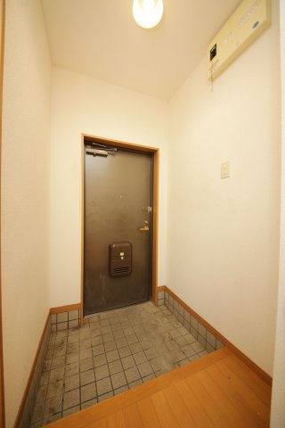グランシャリオの玄関|別部屋同一間取りのお写真となります。
