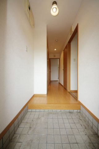 グランシャリオの玄関|別部屋同一間取りのお写真となります。