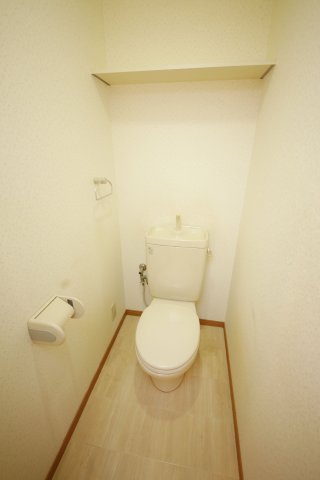 グランシャリオのトイレ|別部屋同一間取りのお写真となります。