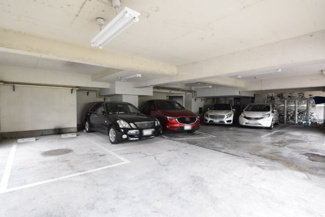 【駐車場】 | マンションの駐車場スペース。空きの有無や駐車料金、サイズ規定などについては、改めてお問い合わせください。～即日のご見学可能～　お問合せはお気軽にどうぞ。
