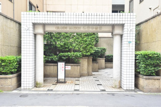 【エントランス】 | お客様を、そして住人を出迎えてくれるマンションのエントランス。ゴミが落ちていないことからも、管理状態の良さや住民の節度の高さが見て取れます。～即日のご見学可能～　お問合せはお気軽にどうぞ。

