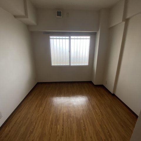 ティアラ高砂ハイツの洋室