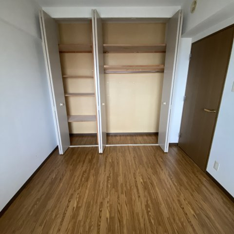 ティアラ高砂ハイツの洋室