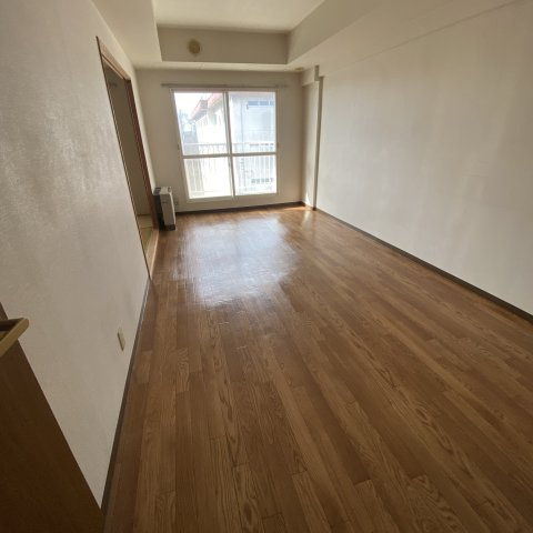 ティアラ高砂ハイツの居間・リビング