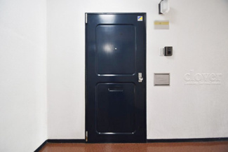 【その他共用部分】 | 皆様をお迎えする、お部屋の玄関ドア。開けやすさや開放角度、ドアノブの操作しやすさや鍵の形状などを、現地で一度ご確認ください。～即日のご見学可能～　お問合せはお気軽にどうぞ。
