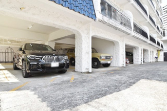【駐車場】 | マンションの駐車場スペース。空きの有無や駐車料金、サイズ規定などについては、改めてお問い合わせください。～即日のご見学可能～　お問合せはお気軽にどうぞ。
