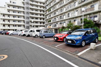 【駐車場】 | マンションの駐車場スペース。空きの有無や駐車料金、サイズ規定などについては、改めてお問い合わせください。～即日のご見学可能～　お問合せはお気軽にどうぞ。