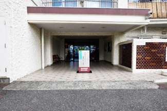 【エントランス】 | お客様を、そして住人を出迎えてくれるマンションのエントランス。ゴミが落ちていないことからも、管理状態の良さや住民の節度の高さが見て取れます。～即日のご見学可能～　お問合せはお気軽にどうぞ。