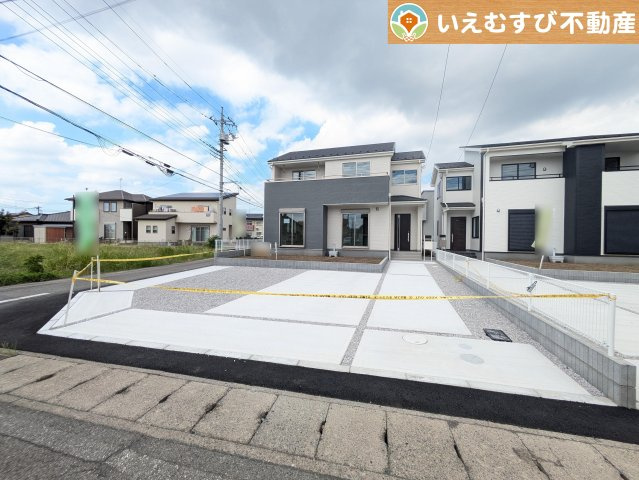 Livele Garden.S　太田第8内ケ島町の駐車場|並列3台駐車可能なゆとりのカースペース
複数台車をお持ちでも、お友達が遊びに来てもゆとりの駐車スペース！