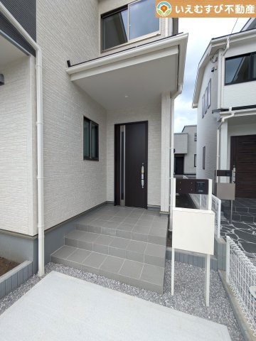 Livele Garden.S　太田第8内ケ島町のエントランス|雨が防げる広々エントランス
駐車場からアクセスの良いエントランス。雨の日や荷物が多くても安心の動線♪