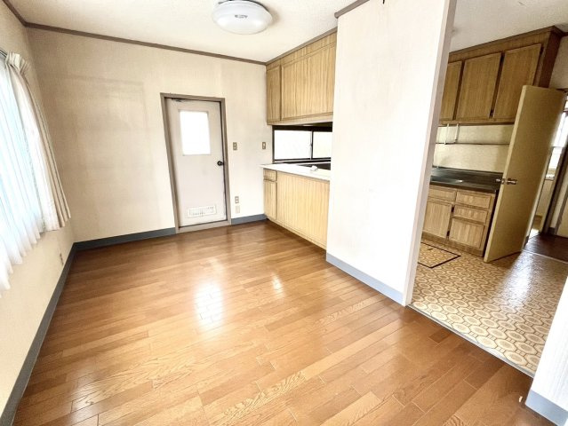 【居間・リビング】 | ダイニングには勝手口があり、裏庭に出れます。