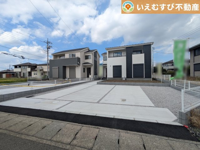Livele Garden.S　太田第8内ケ島町の駐車場|並列3台駐車可能なゆとりのカースペース
複数台車をお持ちでも、お友達が遊びに来てもゆとりの駐車スペース！