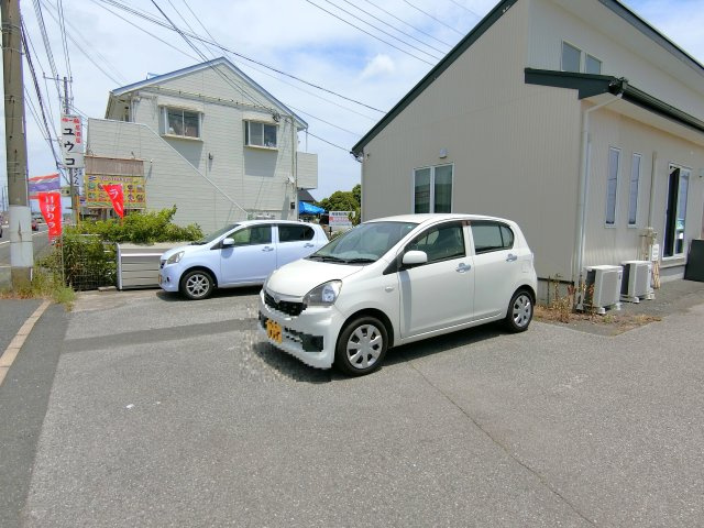 フレンドリーKAMEDAの駐車場