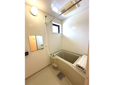 【浴室】 | コンフォールⅠ | 浴室暖房乾燥機付きバスルーム♪雨の日のお洗濯にも便利な物干しバー完備です！小窓があるので湿気がこもりにくくて良いですね☆