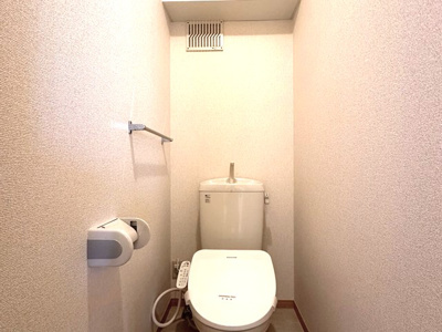 【トイレ】 | コンフォールⅠ | トイレは温水洗浄便座付き♪人気のバストイレ別です♪小物を置ける便利な棚やタオルハンガーも付いています☆