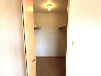 【収納】 | コンフォールⅠ | 洋室のお部屋それぞれにウォークインクローゼットがあります！たっぷり収納できてお洋服や荷物が多くてもお部屋すっきり☆