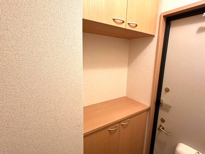 【玄関】 | コンフォールⅠ | 玄関には上下タイプのシューズボックス付き！間のスペースは飾り棚や小物置き場として活用できます♪