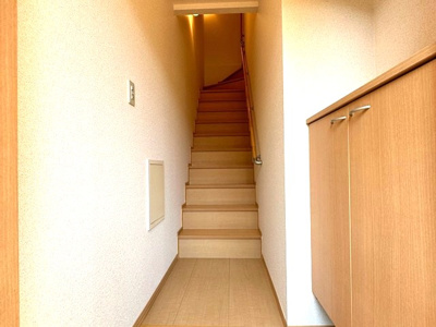 【玄関】 | コンフォールⅠ | 玄関から室内への景観です！階段を上がった2階にお部屋があります☆